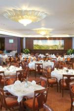 ID 3171 QUEEN ELIZABETH 2 (1969/70327grt/IMO 6725418) - The Caronia Restaurant on Quarter Deck.